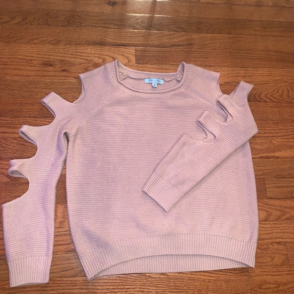 VERY CUTE SWEATER WITH SLEEVE CUTOUTS!